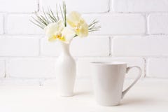 Latte för vitt kaffe rånar modellen med den mjuka gula orkidén i vas arkivfoton Latte för vitt kaffe rånar modellen med den mjuka gula orkidén i vas arkivfoton