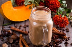 Latte ou cappuccino de café avec un potiron et des épices Image libre de droits Latte ou cappuccino de café avec un potiron et des épices Image libre de droits