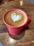 Latte sztuka, kawa z Kreatywnie Kierowym projektem w Odparowanym mleku zdjęcie stock Latte sztuka, kawa z Kreatywnie Kierowym projektem w Odparowanym mleku zdjęcie stock