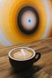 Latte служил в коричневой чашке ждать быть наслаженным стоковая фотография Latte служил в коричневой чашке ждать быть наслаженным стоковая фотография
