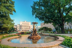 latvia riga Нимфа фонтана в воде брызгает бульвар Aspazijas около национального оперного театра Стоковое фото RF latvia riga Нимфа фонтана в воде брызгает бульвар Aspazijas около национального оперного театра Стоковое фото RF