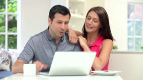 Latynoska para Patrzeje laptop Podczas gdy Jedzący śniadanie zdjęcie wideo Latynoska para Patrzeje laptop Podczas gdy Jedzący śniadanie zdjęcie wideo
