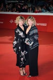 Laura e Silvia Squizzato cammina il tappeto rosso immagini stock libere da diritti Laura e Silvia Squizzato cammina il tappeto rosso immagini stock libere da diritti