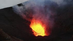Lava See im Krater des aktiven Vulkans, glühende Lava der Eruption, Gas, Asche, Dampf Lava See im Krater des aktiven Vulkans, glühende Lava der Eruption, Gas, Asche, Dampf