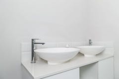Lavabo dual del cuarto de baño moderno fotografía de archivo libre de regalías Lavabo dual del cuarto de baño moderno fotografía de archivo libre de regalías
