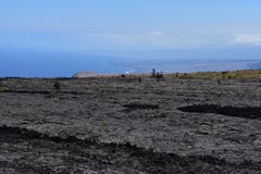 Lavafält på den stora ön i Hawaii med Stilla havet i bakgrunden royaltyfria foton Lavafält på den stora ön i Hawaii med Stilla havet i bakgrunden royaltyfria foton