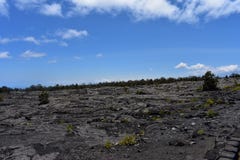 Lavafält på den stora ön i Hawaii med Stilla havet i bakgrunden royaltyfria foton Lavafält på den stora ön i Hawaii med Stilla havet i bakgrunden royaltyfria foton
