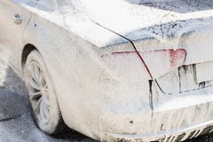 Lavagem de carros manual Veículo luxuoso de lavagem com o detergente espumoso branco Serviço do auto da limpeza do automóvel imagens de stock royalty free Lavagem de carros manual Veículo luxuoso de lavagem com o detergente espumoso branco Serviço do auto da limpeza do automóvel imagens de stock royalty free