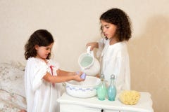 Lavare vittoriano delle ragazze Immagini Stock Lavare vittoriano delle ragazze Immagini Stock