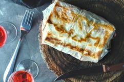 Lavash en un tocón de madera, a la izquierda es una bifurcación Visión desde arriba fotografía de archivo Lavash en un tocón de madera, a la izquierda es una bifurcación Visión desde arriba fotografía de archivo