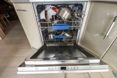 Lave-vaisselle d'élément avec la porte ouverte avec le verre et les plats propres image libre de droits Lave-vaisselle d'élément avec la porte ouverte avec le verre et les plats propres image libre de droits