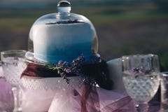 Lavender ανθοδέσμες, κέικ και γαμήλια έννοια στοκ εικόνες Lavender ανθοδέσμες, κέικ και γαμήλια έννοια στοκ εικόνες