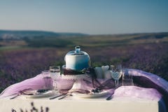 Lavender ανθοδέσμες, κέικ και γαμήλια έννοια στοκ φωτογραφία με δικαίωμα ελεύθερης χρήσης Lavender ανθοδέσμες, κέικ και γαμήλια έννοια στοκ φωτογραφία με δικαίωμα ελεύθερης χρήσης