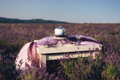 Lavender ανθοδέσμες, κέικ και γαμήλια έννοια στοκ εικόνες Lavender ανθοδέσμες, κέικ και γαμήλια έννοια στοκ εικόνες