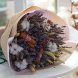 Lavender ανθοδέσμη, με το βαμβάκι και την κανέλα στοκ εικόνα Lavender ανθοδέσμη, με το βαμβάκι και την κανέλα στοκ εικόνα