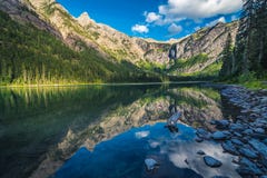 Lavin reflekterande berg och himlar för sjö arkivfoton Lavin reflekterande berg och himlar för sjö arkivfoton