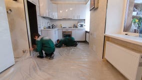 Lavoratore del carpentiere che installa substrato prima che bordo di legno del parquet durante il timelapse del lavoro della pavi stock footage Lavoratore del carpentiere che installa substrato prima che bordo di legno del parquet durante il timelapse del lavoro della pavi stock footage