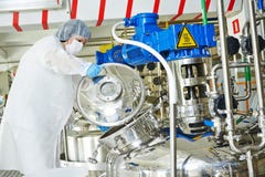 Lavoratore dell'industria farmaceutica fotografia stock Lavoratore dell'industria farmaceutica fotografia stock