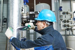 Lavoratore dell'industria sul lavoro dell'isolamento fotografie stock libere da diritti Lavoratore dell'industria sul lavoro dell'isolamento fotografie stock libere da diritti