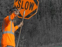 Lavoratore della strada sulla strada principale d'Alasca fotografia stock libera da diritti Lavoratore della strada sulla strada principale d'Alasca fotografia stock libera da diritti