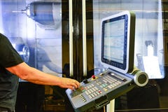 Lavoratore, operatore del pannello di controllo del programma dell'operazione di un centro di lavorazione di alta precisione di C immagini stock Lavoratore, operatore del pannello di controllo del programma dell'operazione di un centro di lavorazione di alta precisione di C immagini stock