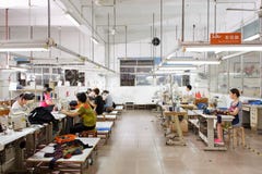 Lavoratore in una fabbrica cinese dell'indumento fotografia stock Lavoratore in una fabbrica cinese dell'indumento fotografia stock