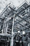 Lavoratori del gas e del petrolio dentro industria fotografia stock libera da diritti Lavoratori del gas e del petrolio dentro industria fotografia stock libera da diritti