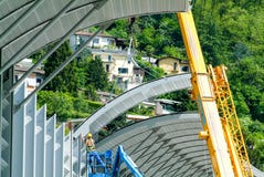 Lavoratori durante l'installazione delle barriere di rumore sulla strada principale fotografia stock libera da diritti Lavoratori durante l'installazione delle barriere di rumore sulla strada principale fotografia stock libera da diritti