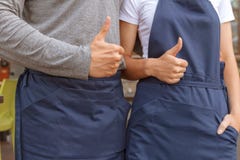 Lavoratori maschii e femminili del caffè che sfogliano su fotografia stock Lavoratori maschii e femminili del caffè che sfogliano su fotografia stock