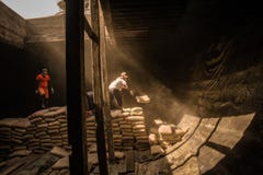 Lavoratori urbani al porto di Sunda Kelapa, Jakarta, Indonesia immagine stock libera da diritti Lavoratori urbani al porto di Sunda Kelapa, Jakarta, Indonesia immagine stock libera da diritti