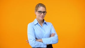 Lavoratrice graziosa che sbatte le palpebre armi pieganti della macchina fotografica, impiegato professionista della società archivi video Lavoratrice graziosa che sbatte le palpebre armi pieganti della macchina fotografica, impiegato professionista della società archivi video