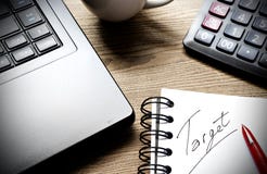 Lavori con il calcolatore, il computer portatile, la penna, il telefono cellulare e la tazza di coffe Immagini Stock Libere da Diritti Lavori con il calcolatore, il computer portatile, la penna, il telefono cellulare e la tazza di coffe Immagini Stock Libere da Diritti