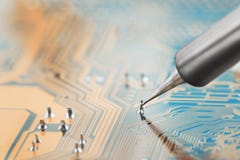Lavoro in corso Saldatura del circuito elettronico con i componenti elettronici Stazione di saldatura Circuito BO di riparazione fotografia stock libera da diritti Lavoro in corso Saldatura del circuito elettronico con i componenti elettronici Stazione di saldatura Circuito BO di riparazione fotografia stock libera da diritti