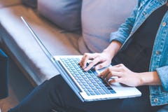 Lavoro manuali della donna in un computer portatile nell'ufficio Fotografia Stock Lavoro manuali della donna in un computer portatile nell'ufficio Fotografia Stock