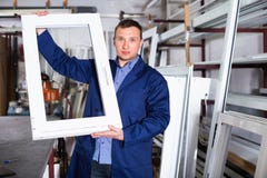 Lavoro professionale con i profili finiti del PVC e finestre al fa fotografia stock Lavoro professionale con i profili finiti del PVC e finestre al fa fotografia stock