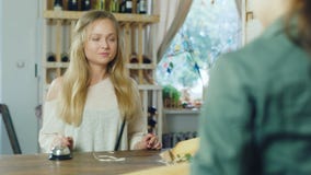 Lavoro in una piccola drogheria Il venditore serve il compratore stock footage Lavoro in una piccola drogheria Il venditore serve il compratore stock footage