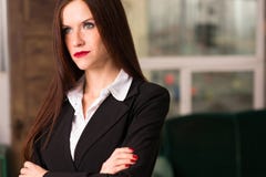 Le armi della femmina della donna di affari hanno attraversato il posto di lavoro serio dell'ufficio fotografia stock libera da diritti Le armi della femmina della donna di affari hanno attraversato il posto di lavoro serio dell'ufficio fotografia stock libera da diritti