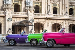 Le automobili classiche americane di HDR Cuba hanno parcheggiato sulla via a Avana