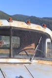 Le automobili d'annata arrugginiscono sulle luci della testa e del cappuccio fotografia stock libera da diritti Le automobili d'annata arrugginiscono sulle luci della testa e del cappuccio fotografia stock libera da diritti
