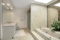 Le bain principal avec intensifient le baquet de tuile photographie stock Le bain principal avec intensifient le baquet de tuile photographie stock