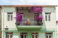 Le balcon est décoré des fleurs pourpres photographie stock Le balcon est décoré des fleurs pourpres photographie stock