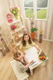 Le bambine sono fatte di Pasqua - dipingono, essi assorbono la stanza fotografia stock libera da diritti Le bambine sono fatte di Pasqua - dipingono, essi assorbono la stanza fotografia stock libera da diritti