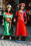 Le bambole si sono vestite in vestiti medievali nel centro storico di Carcassonne, una città della sommità in Francia del sud immagini stock libere da diritti Le bambole si sono vestite in vestiti medievali nel centro storico di Carcassonne, una città della sommità in Francia del sud immagini stock libere da diritti