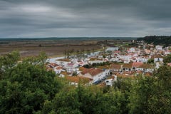 Le banche del fiume di Sorraia che sfocia nel Tago fotografia stock libera da diritti Le banche del fiume di Sorraia che sfocia nel Tago fotografia stock libera da diritti