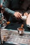 Le barman font le café images libres de droits Le barman font le café images libres de droits