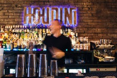 Le barman travaillant rapidement photo libre de droits Le barman travaillant rapidement photo libre de droits