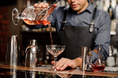 Le barman verse le cocktail doux dans bocal Photos stock Le barman verse le cocktail doux dans bocal Photos stock
