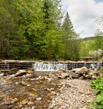 Le barrage à travers une rivière de montagne Images libres de droits Le barrage à travers une rivière de montagne Images libres de droits