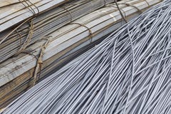 Le barre di rinforzo con un profilo periodico nei pacchetti sono immagazzinate nel magazzino dei prodotti metallici fotografie stock Le barre di rinforzo con un profilo periodico nei pacchetti sono immagazzinate nel magazzino dei prodotti metallici fotografie stock