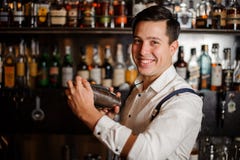 Le bartendern som skakar coctail fotografering för bildbyråer Le bartendern som skakar coctail fotografering för bildbyråer